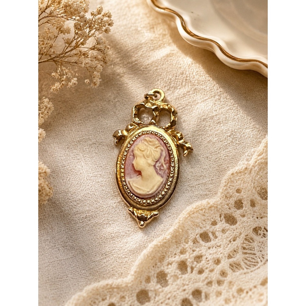 Vintage faux cameo pendant